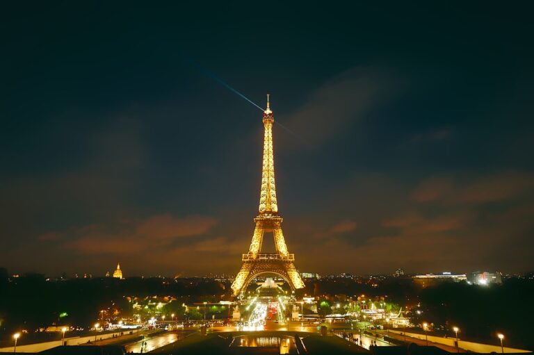 tour Eiffel - Louvre Museum