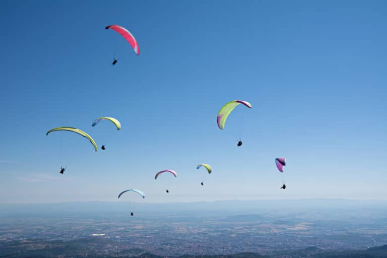 Découvrir l'Auvergne-Rhône-Alpes en faisant du parapente au Puy-de-Dôme