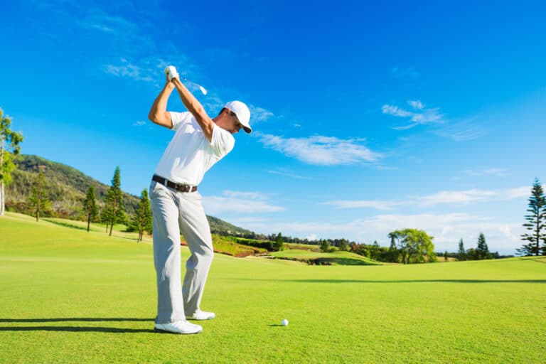 Une agence de voyages vous propose des parties de golf partout dans le monde