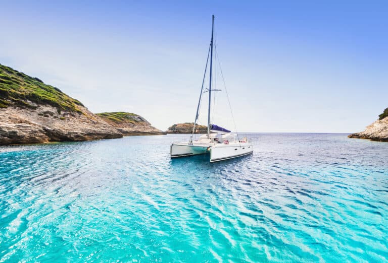 Une croisière en catamaran pour visiter la Corse : la meilleure façon de voyager !