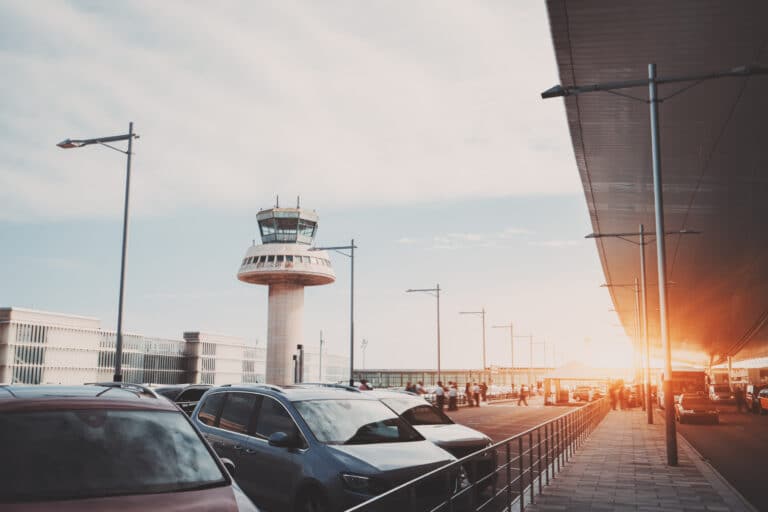 Quelles sont les différentes possibilités de stationnement à l'aéroport ?