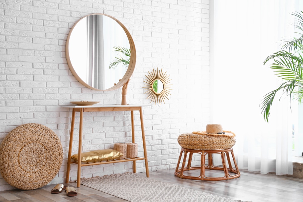 décorer un mur blanc avec des miroirs
