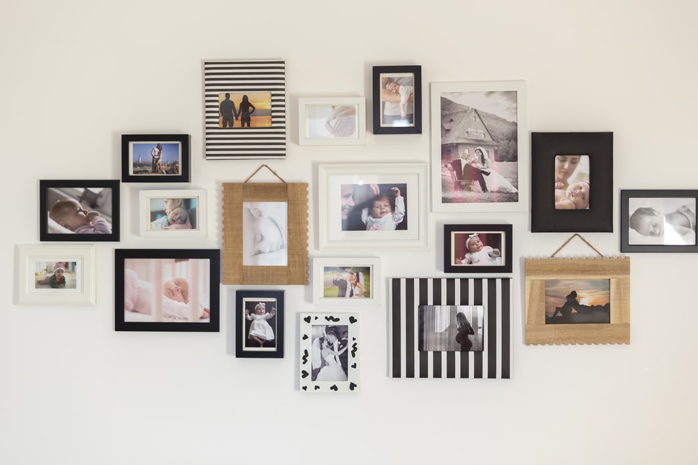 décorer un mur blanc avec photos personnalisées