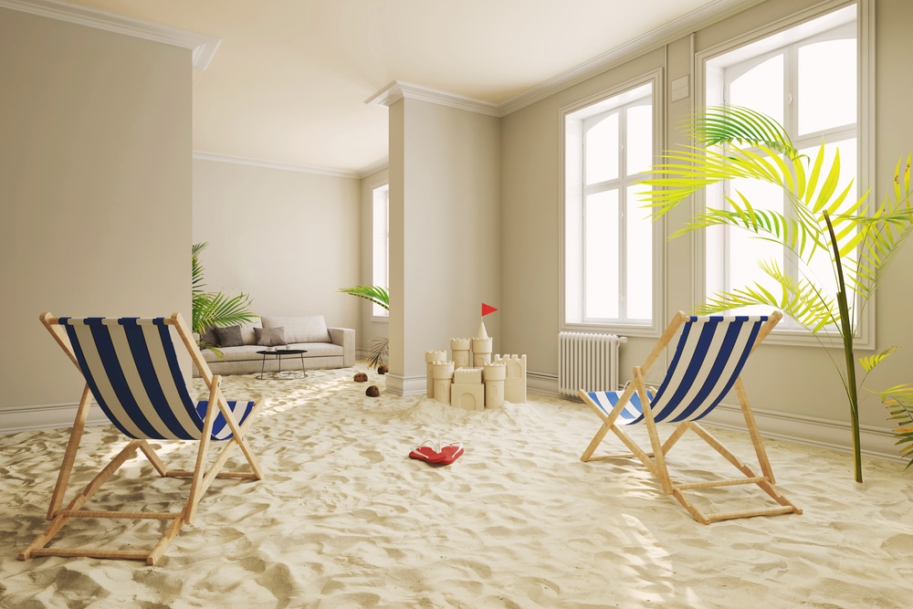 Maison de vacances : comment décorer un mur blanc dans le salon