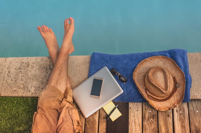 Gagner de l&rsquo;argent tout en voyageant : transformez vos voyages en opportunités financières