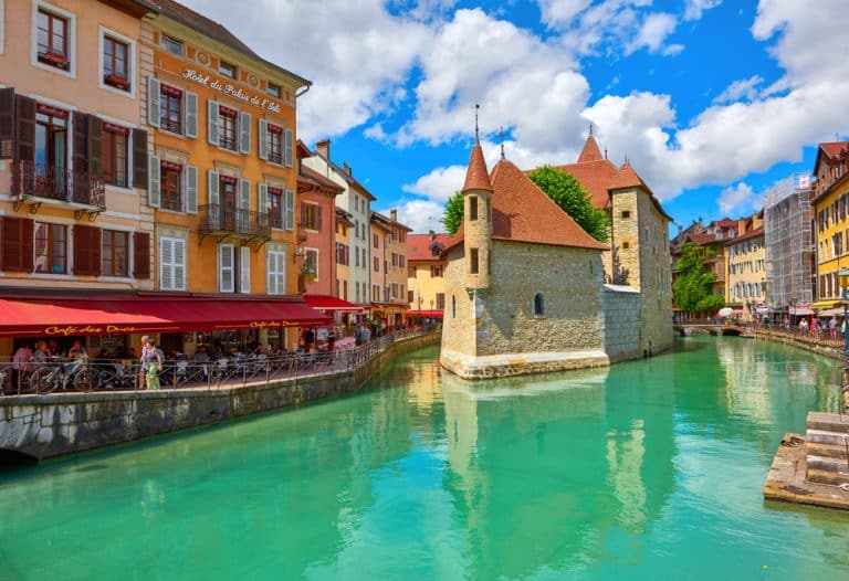 Découvrez Annecy comme jamais auparavant ! Cet article vous dévoile les meilleurs endroits à visiter, des rues pittoresques de la vieille ville aux splendides paysages du lac d'Annecy. Que vous soyez adepte de sports de plein air, amoureux de la culture ou fin gastronome, notre guide d'Annecy a de quoi satisfaire toutes vos envies. Ne manquez pas ces incontournables lors de votre prochaine visite !