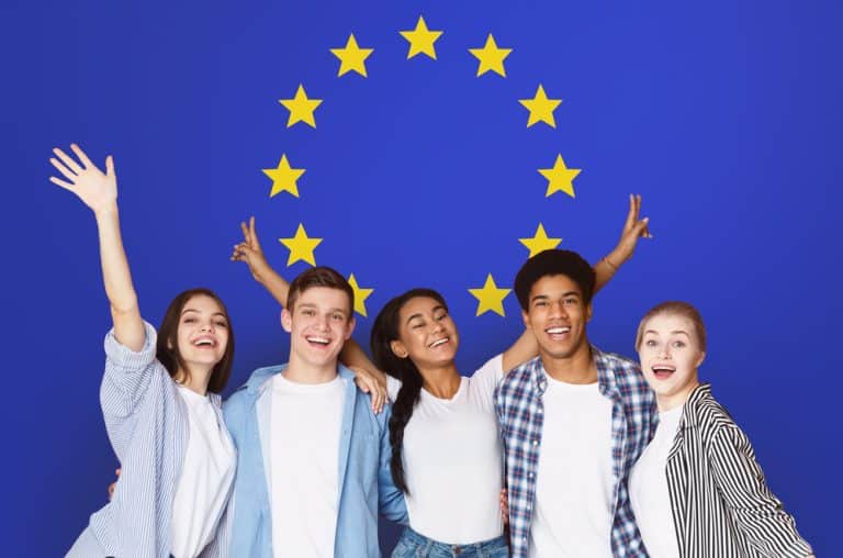 groupe de jeunes souriants avec fond bleu et étoiles jaunes évocateur du drapeau européen