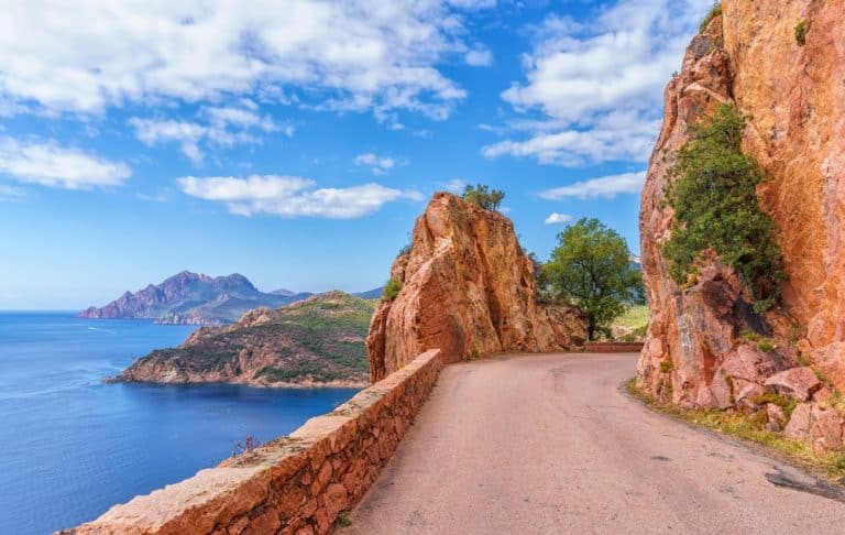 route côtière sinueuse avec falaises rocheuses et vue sur la mer méditerranée