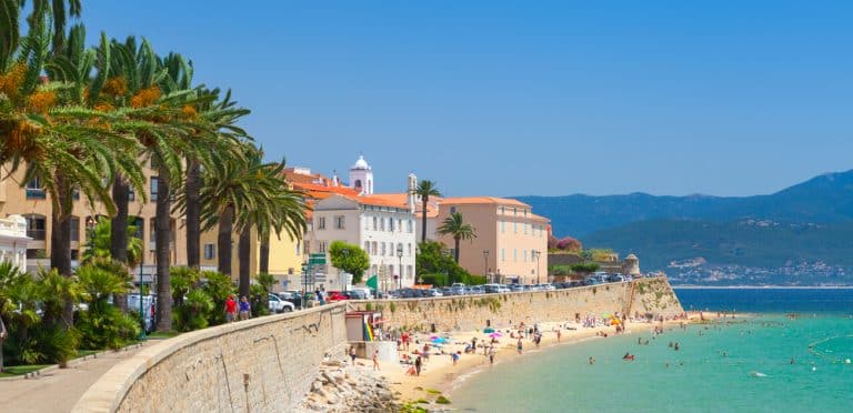 Vacances en famille sur une grande plage en bord de mer