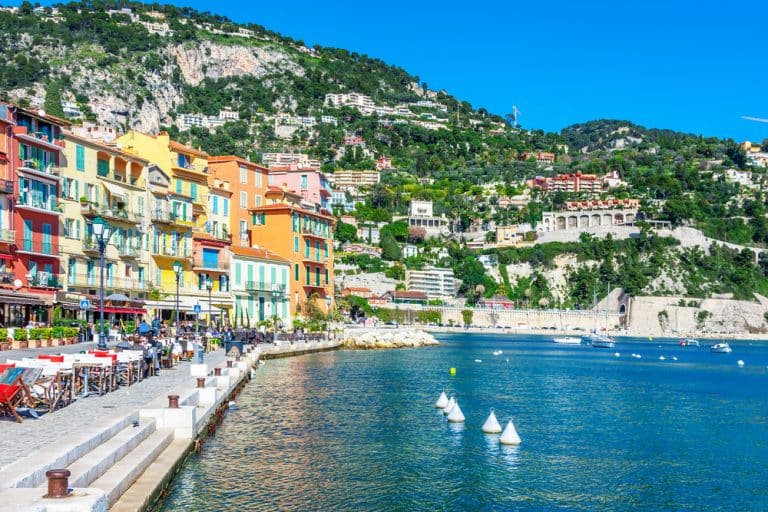 Promenade en bord de mer et façades colorées à Nice sur la Côte d’Azur.