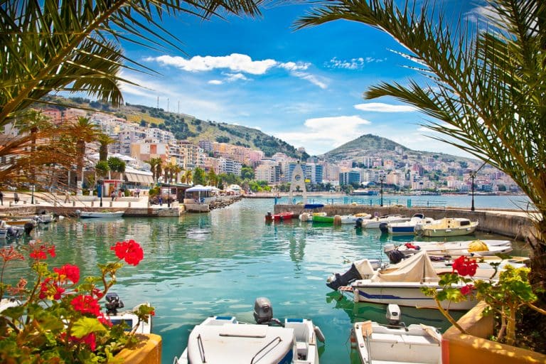 vue pittoresque sur un port de plaisance avec bateaux et bâtiments colorés en arrière-plan