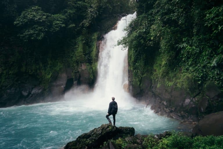 Survie en milieu sauvage : Techniques et conseils pour les aventureux