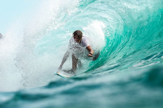 Surfeur en action dans un tube de vague.