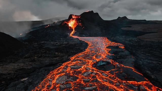 Escalader les volcans actifs : guide des meilleures ascensions