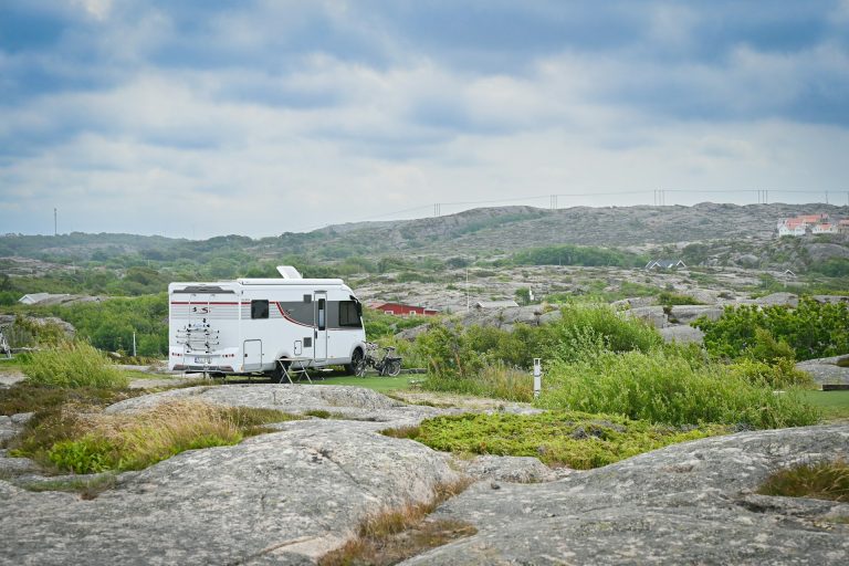 Camping-car de luxe intégral vs profilé, choisir le véhicule d’exception pour vos escapades haut de gamme