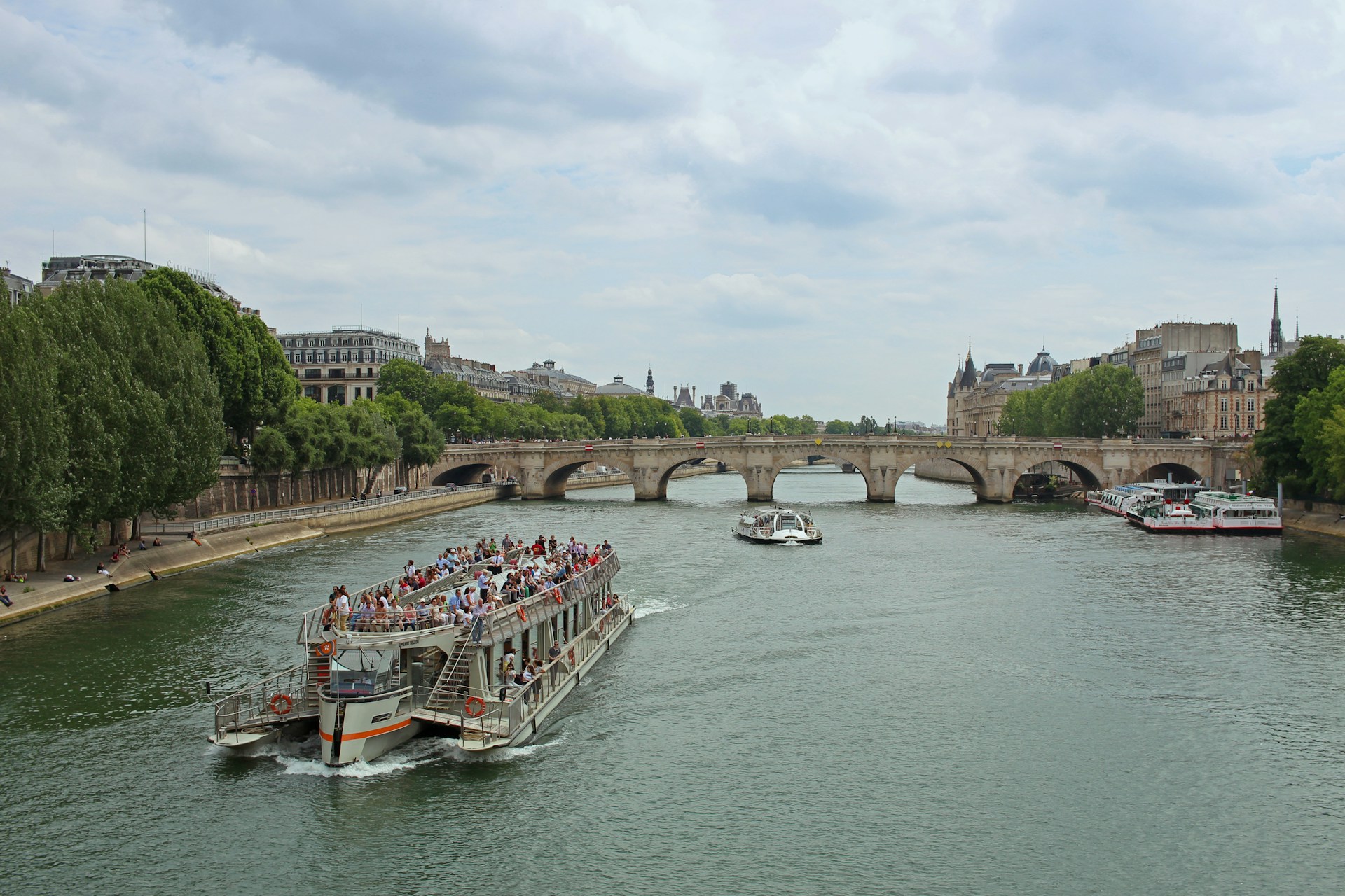 croisière sur la seine à paris avec bateau touristique et pont des arts