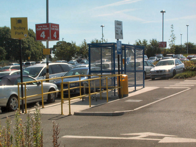 Parking longue durée d'aéroport, image libre de droits via Wikimedia Commons