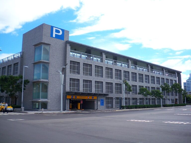 Parking d'aéroport, image libre de droits via Wikimedia Commons