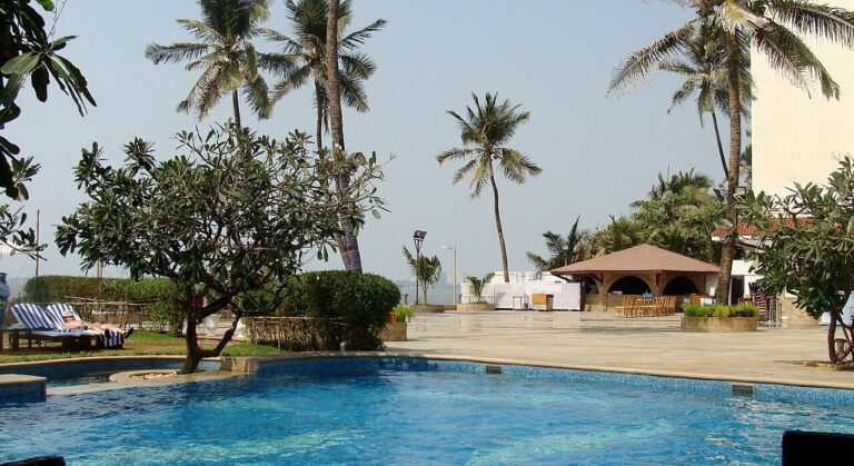 Piscine d'hôtel de resort, image libre de droits via Wikimedia Commons