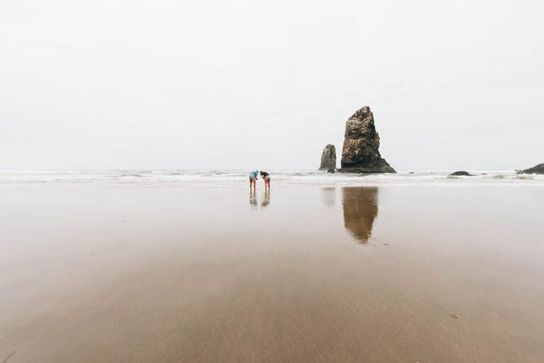 Couple sur une plage, image libre de droits via Wikimedia Commons
