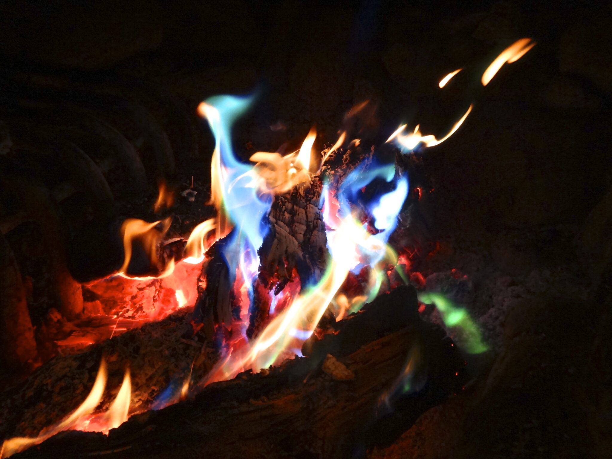 Feu de camp en forêt, image libre de droits via Wikimedia Commons