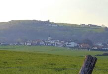Village du Pays basque, image libre de droits via Wikimedia Commons
