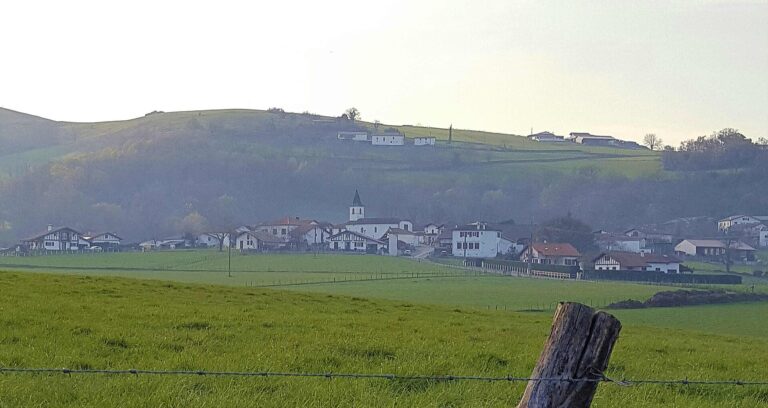 Village du Pays basque, image libre de droits via Wikimedia Commons