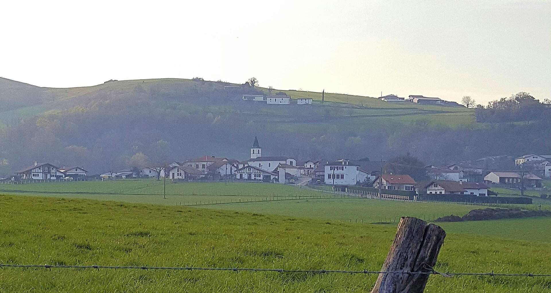 Village du Pays basque, image libre de droits via Wikimedia Commons