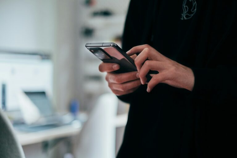 Comment rester connecté quand on voyage à l’étranger : wifi, data et coûts des opérateurs
