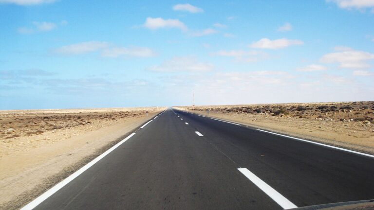 Route au Maroc, image libre de droits via Wikimedia Commons