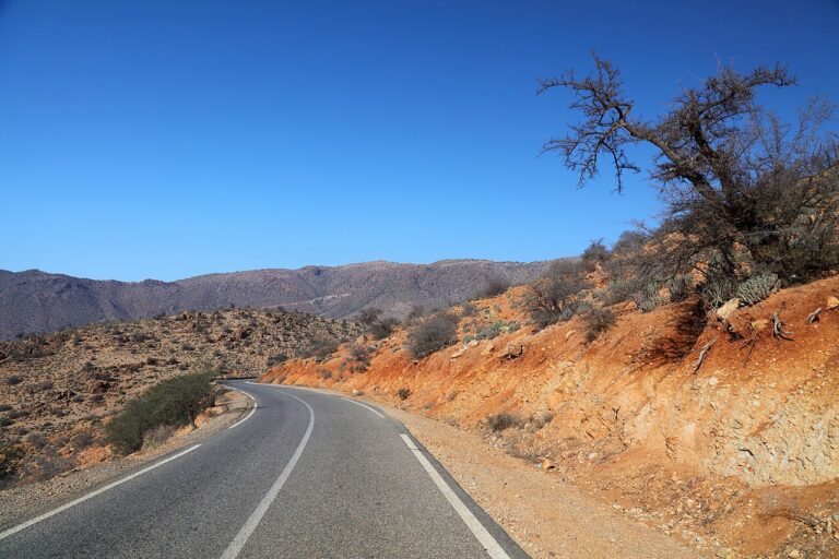 Route dans l'Anti-Atlas au Maroc, image libre de droits via Wikimedia Commons