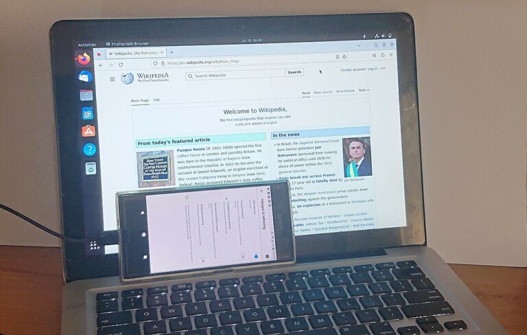 Téléphone et ordinateur connectés, image libre de droits via Wikimedia Commons