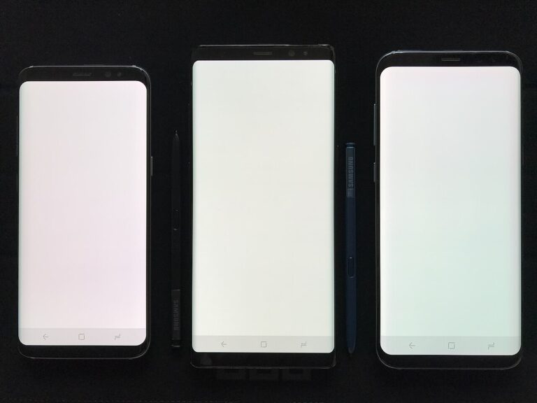 Smartphone allumé, image libre de droits via Wikimedia Commons
