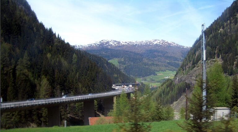 Autoroute au col du Brenner dans les Alpes autrichiennes.