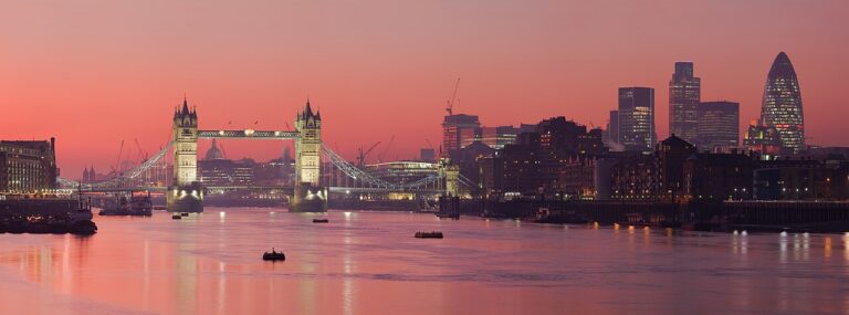 Panorama de Londres au coucher du soleil sur la Tamise.