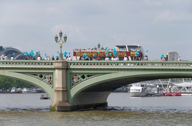 Westminster Bridge et Parlement à Londres.
