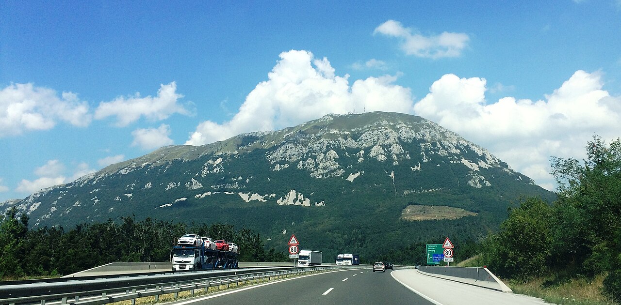 Vue de l'autoroute E70 en Slovénie avec montagnes en arrière-plan.
