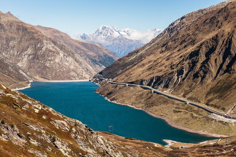 Route de montagne en Suisse au col du Lukmanier.