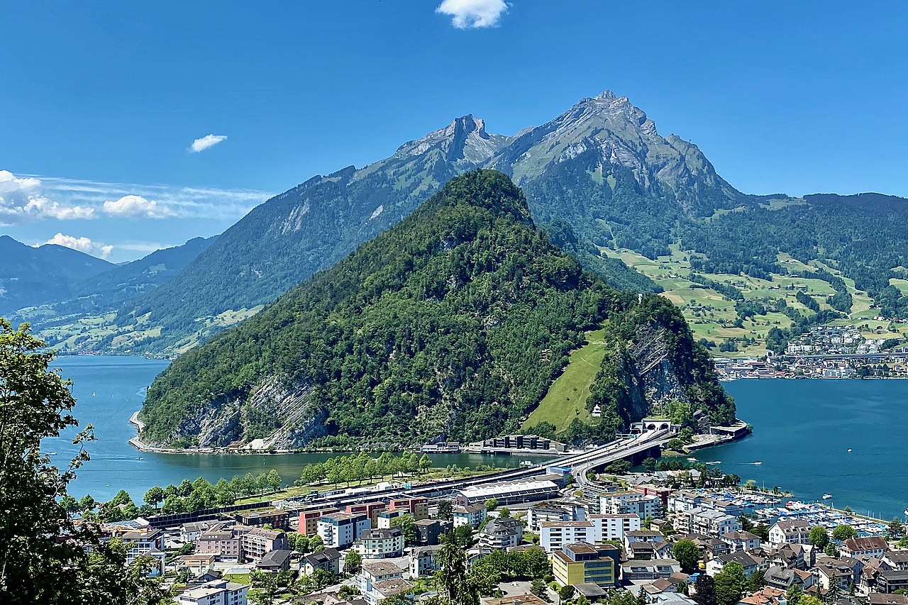 Route suisse au bord du lac et des montagnes.