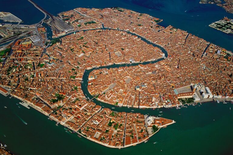 Vue aérienne de la vieille ville de Venise et de la lagune.