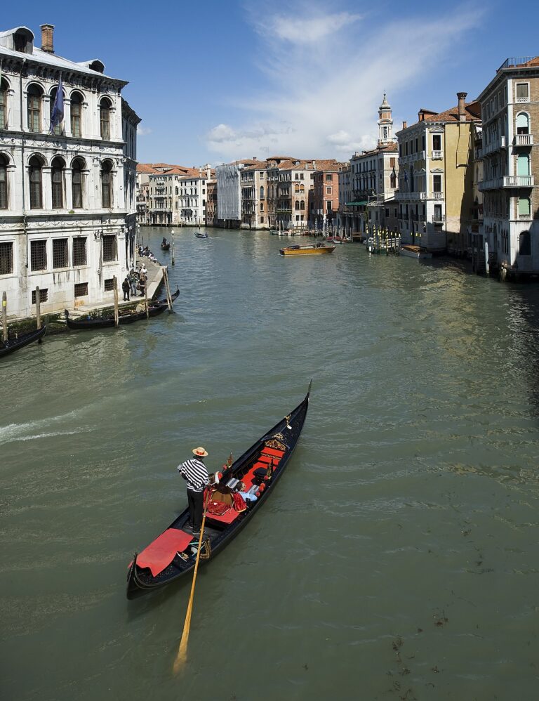 Gondole sur le Grand Canal à Venise.