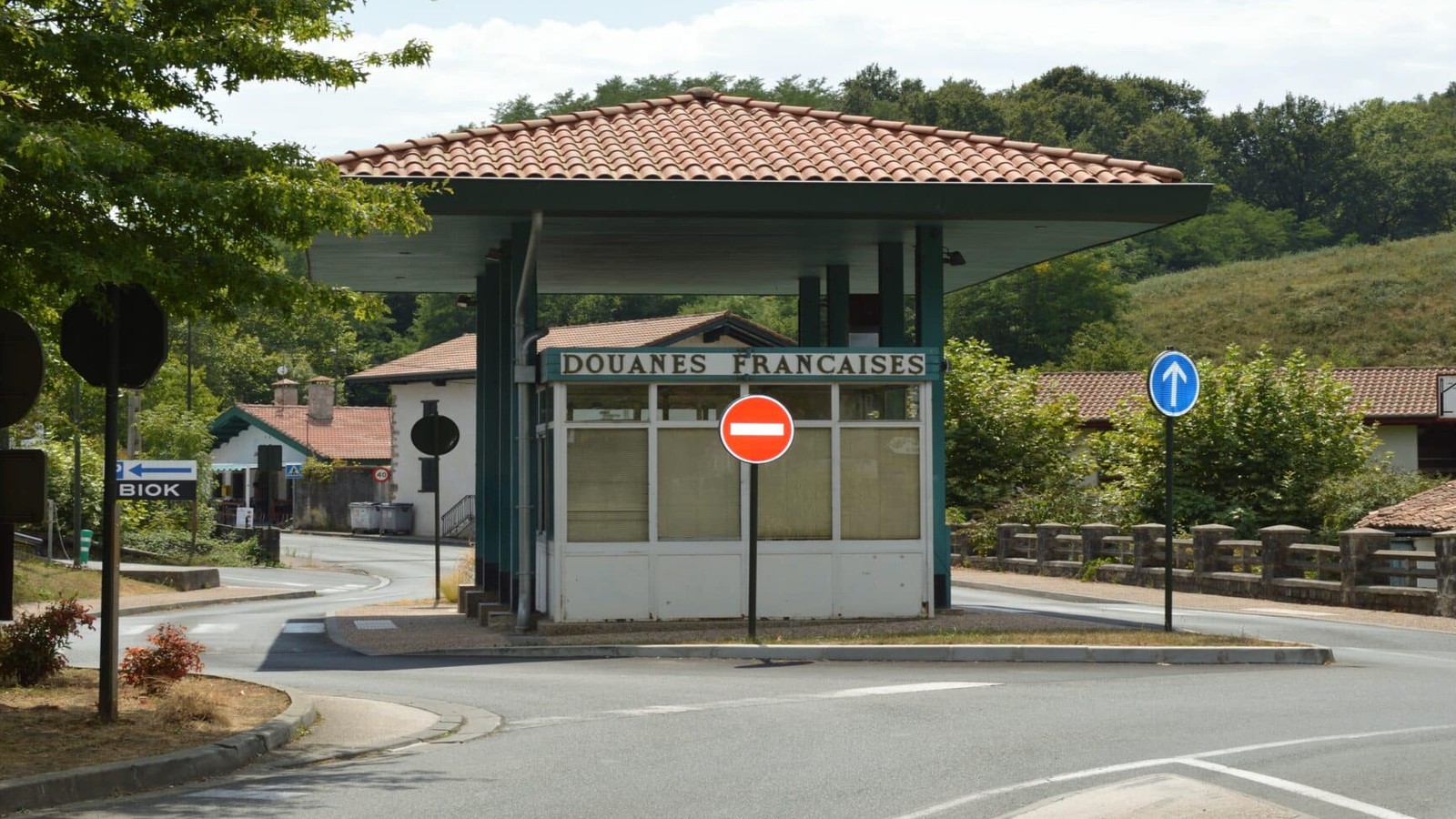 Camping-car stationné près d’une zone commerciale frontalière