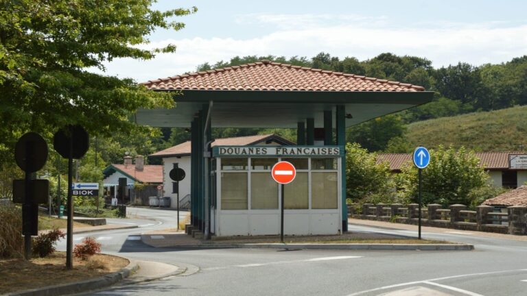 Route frontalière et commerces dans le nord de l’Espagne