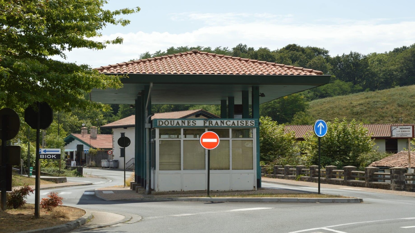 Zone commerciale en Espagne proche de la frontière