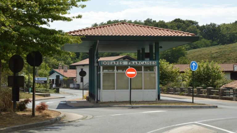 Gros véhicule ou remorque près d’une zone frontière