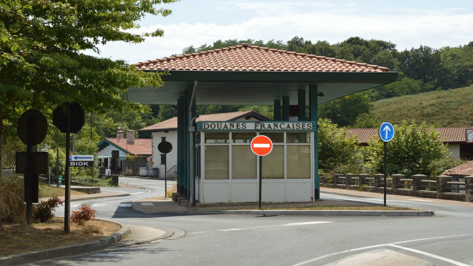 Gros véhicule ou remorque près d’une zone frontière