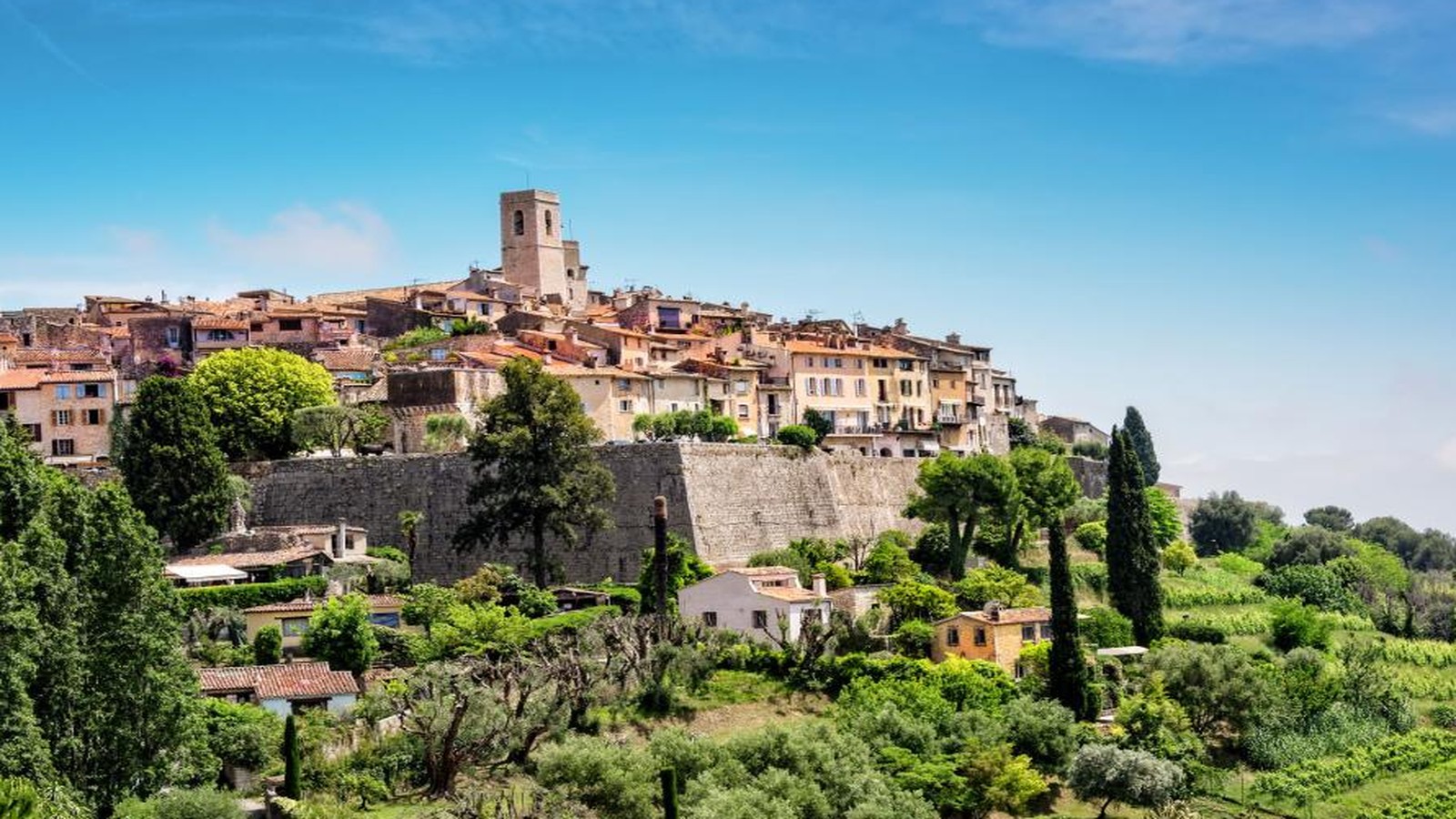Petite ville provençale ou méditerranéenne pleine de charme