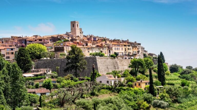 Ville ensoleillée du sud de la France au bord de l’eau