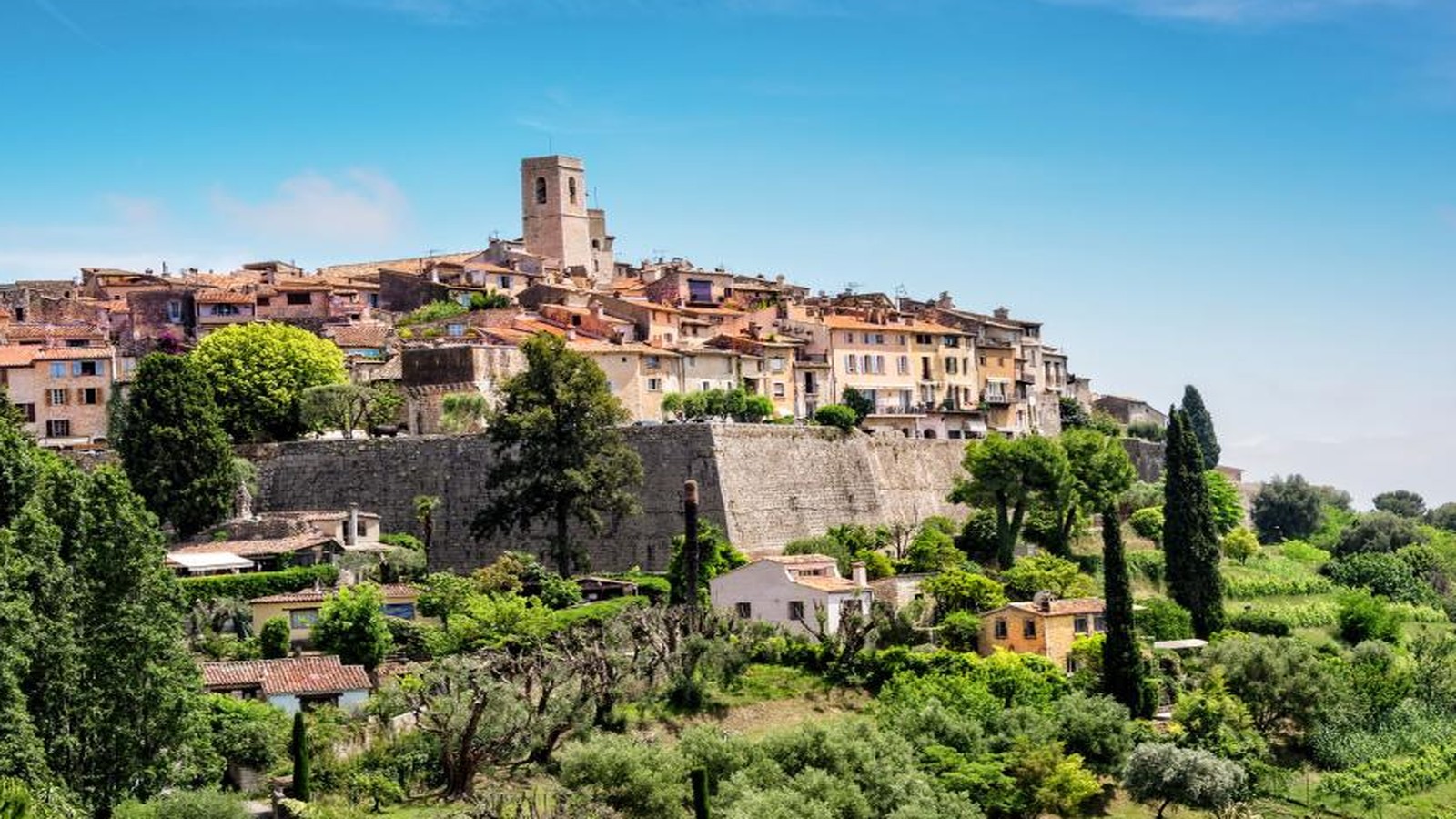 Ville ensoleillée du sud de la France au bord de l’eau