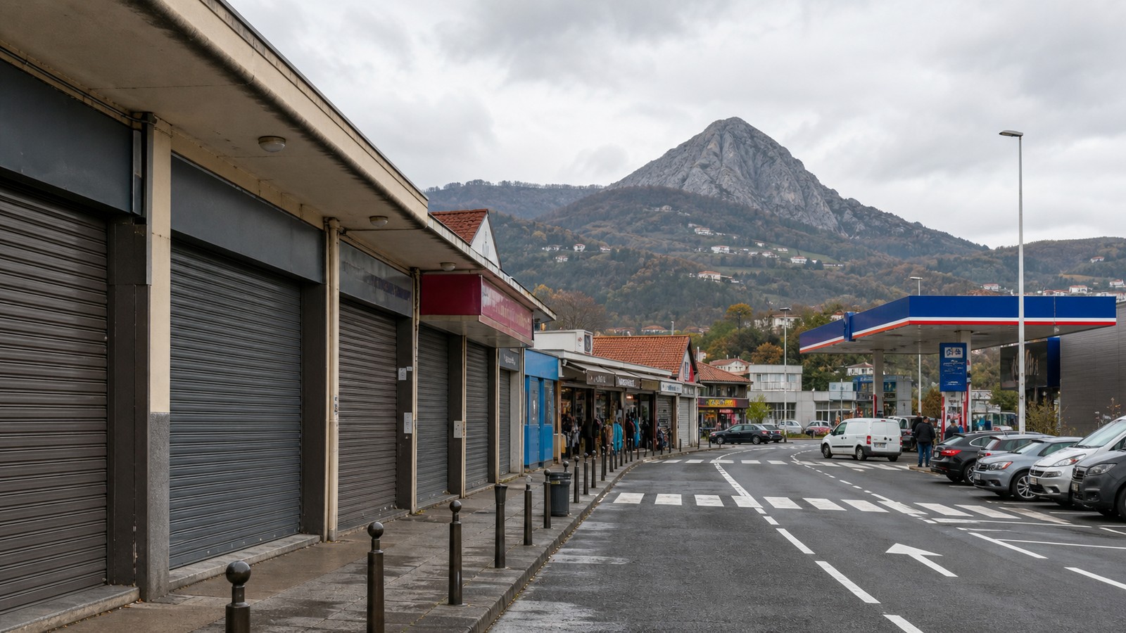 Zone commerciale frontalière avec magasins fermés et station-service, image de couverture pour un article Dancharia jour férié